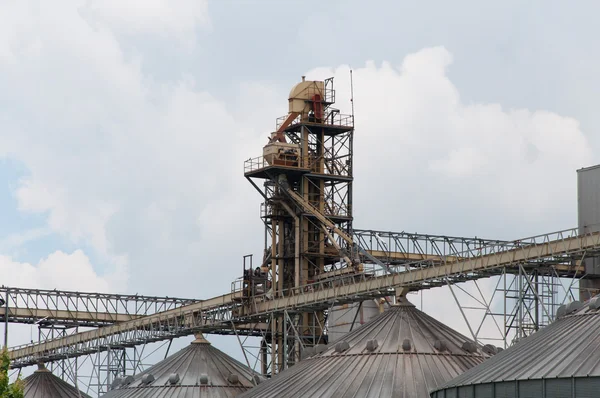 Opslagtanks in rijst molen, fabriek proces productielijn in t — Stockfoto