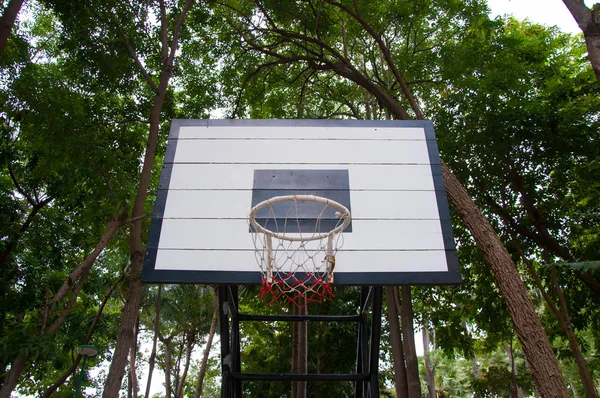 Basketball hoop i den offentlige park - Stock-foto