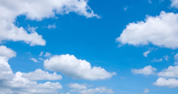 Blå himmel med moln — Stockfoto