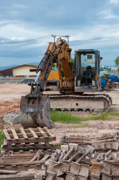 Parque de equipamentos de construção de escavadeira no local de trabalho — Fotografia de Stock
