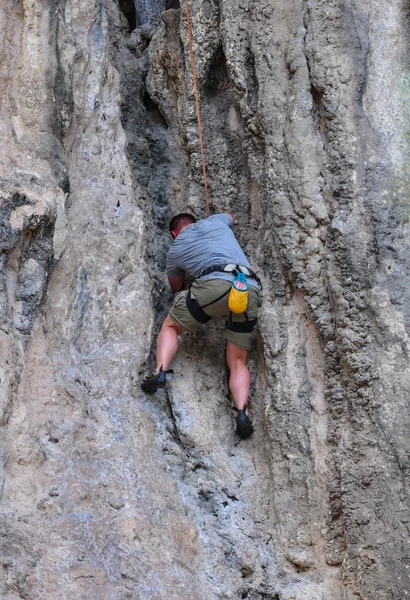 Człowiek wspinaczka w skale trasy letnie — Zdjęcie stockowe