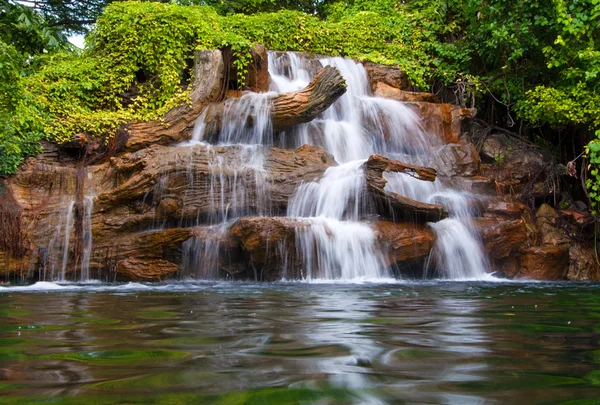 Cascada en bosque lluvioso profundo — Foto de Stock