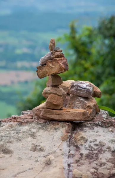 Att placera sten stacken på en klippa — Stockfoto