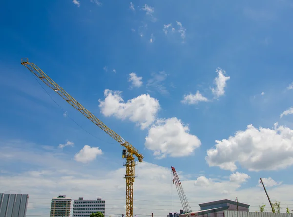 Guindaste e trabalhadores no estaleiro de construção — Fotografia de Stock