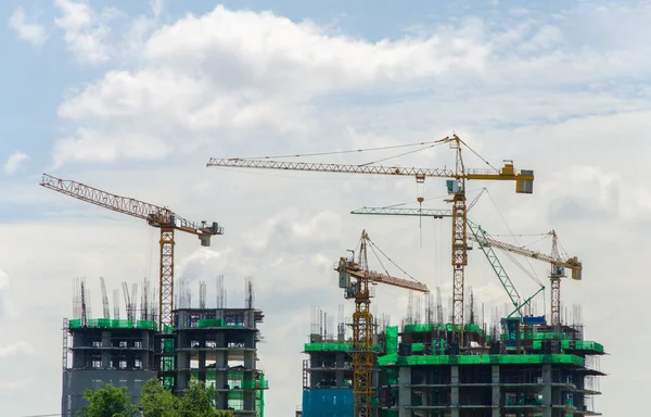 Kraan en werknemers op de bouwplaats — Stockfoto