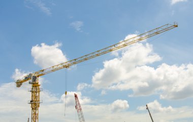 Vinç ve inşaat sahasında işçiler