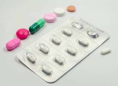 çeşitli hap ilaç yığını