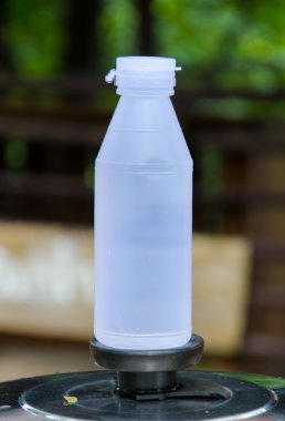 küçük plastik şişe su