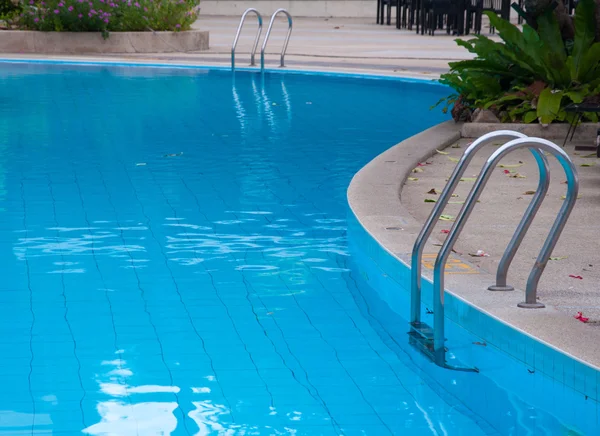 Piscina azul en el hotel —  Fotos de Stock