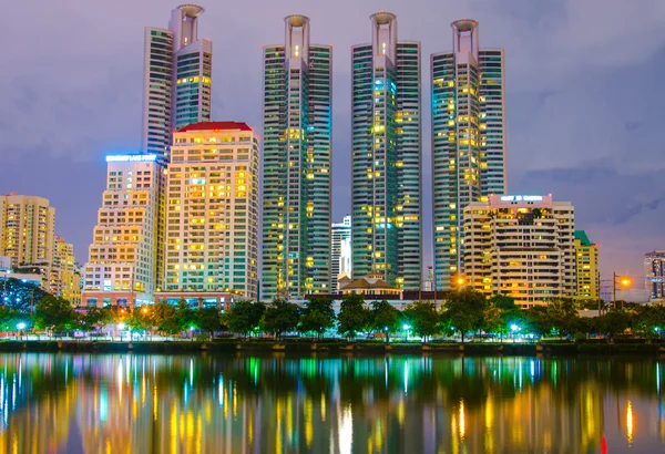 Centro de la ciudad por la noche con la reflexión del edificio en el río Ban —  Fotos de Stock