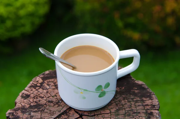 Coffee cup in garden — Stock Photo, Image