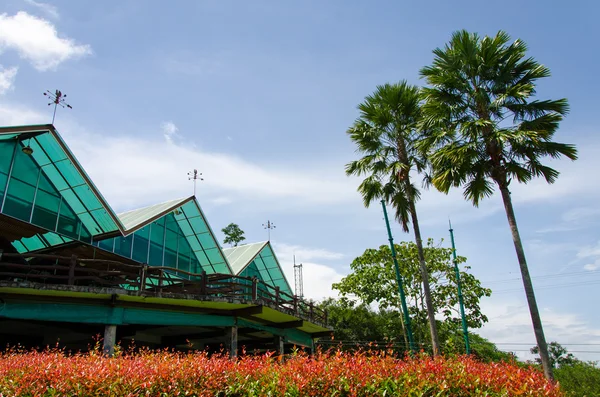 Tropical villa with beautiful garden — Stock Photo, Image