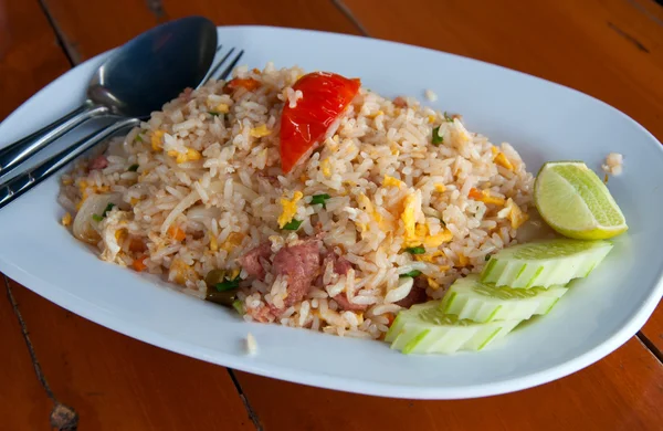 Wieprzowy smażony ryż na stole — Zdjęcie stockowe