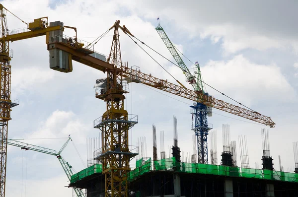 Crane and workers at construction site — Stock Photo, Image