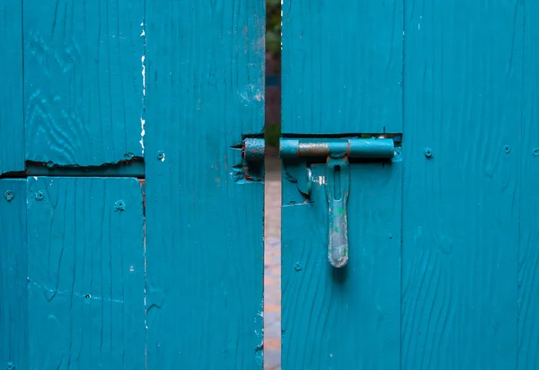 Velho bloqueio de ferro com porta azul — Fotografia de Stock