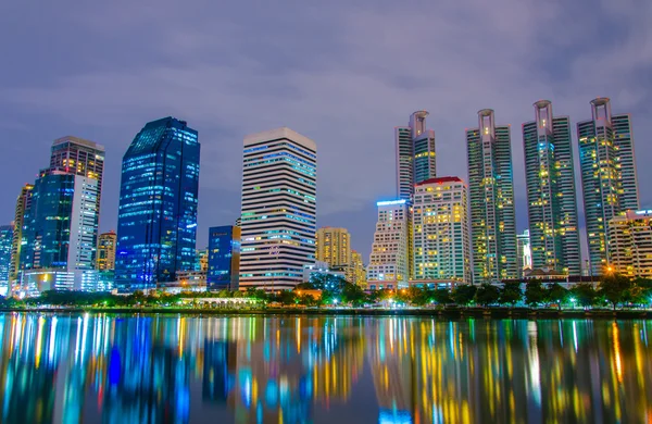 Місто в центрі міста вночі з будівельним відображенням на річці Бан — стокове фото