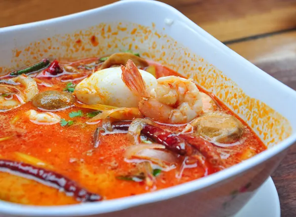 Warm en zure soep (tom yum goong, Thais eten) — Stockfoto