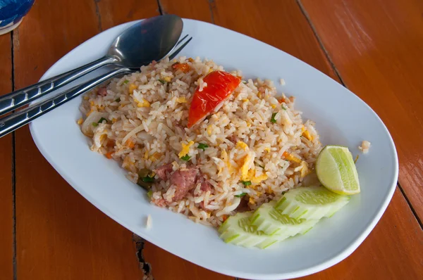 Wieprzowy smażony ryż na stole — Zdjęcie stockowe