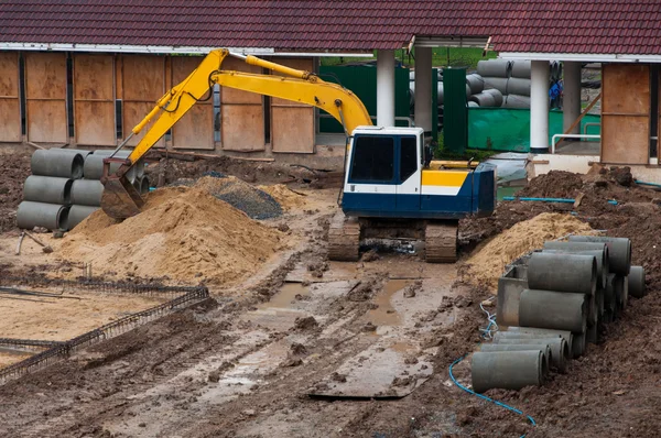 Parco attrezzature per la costruzione di escavatori in cantiere — Foto Stock