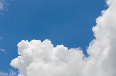 Bulutlu mavi gökyüzü