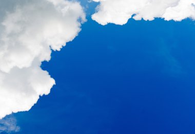 Bulutlu mavi gökyüzü