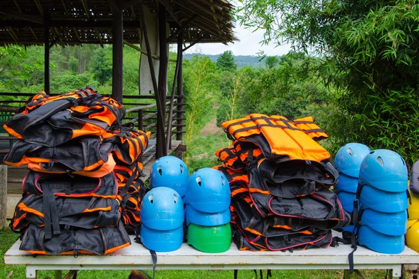 Kask i kamizelka na rafting — Zdjęcie stockowe