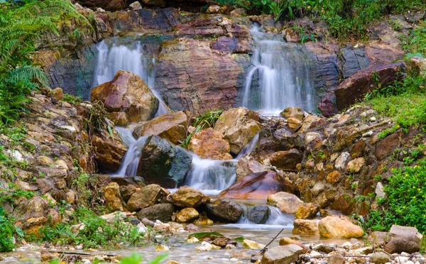 Cachoeira na floresta tropical profunda selva — Fotografia de Stock