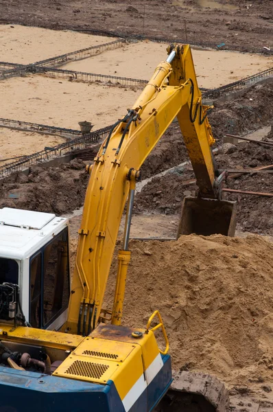 Graafmachine bouw apparatuur park op worksite — Stockfoto