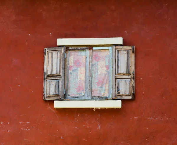 Janela vintage na parede de cimento vermelho — Fotografia de Stock