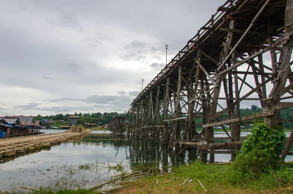 Самый длинный деревянный мост в Таиланде — стоковое фото
