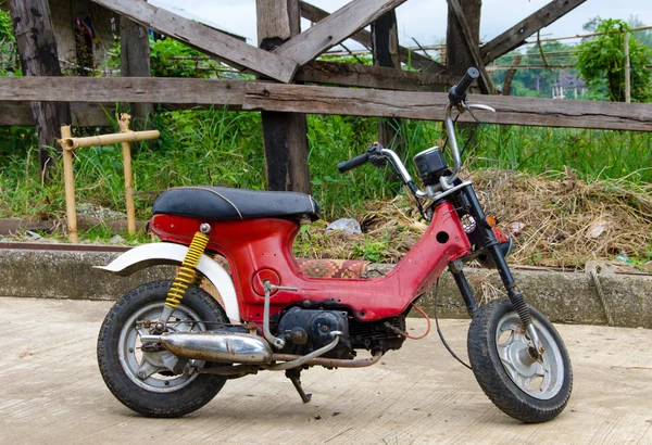 Estilo vintage de la vespa roja — Foto de Stock