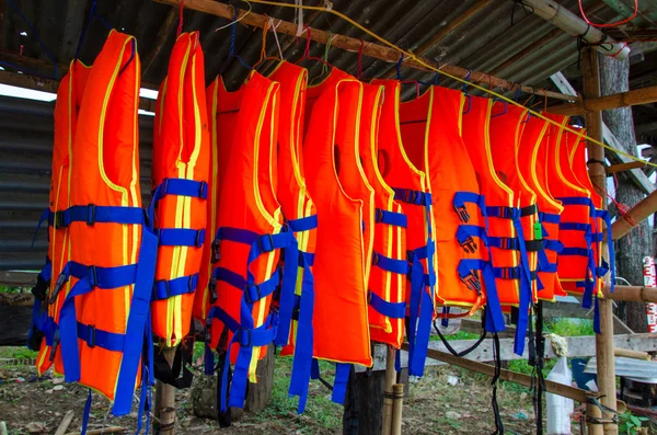 Спасательные жилеты для водных видов спорта — стоковое фото
