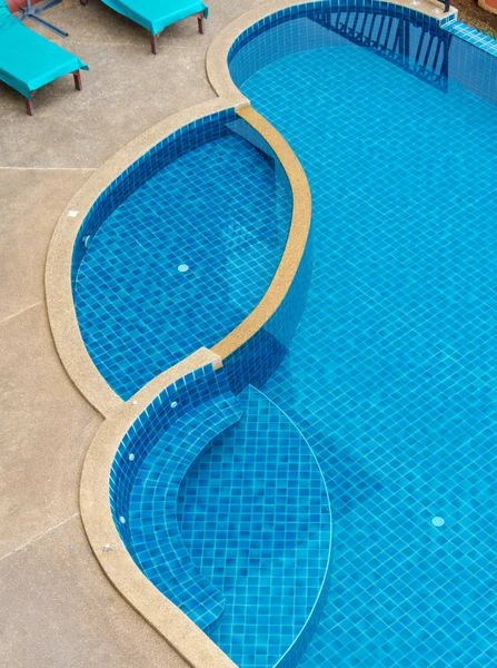 Modrý plavecký bazén v hotelu. — Stock fotografie