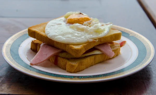 揚げ卵とハムのサンドイッチとして上 — ストック写真
