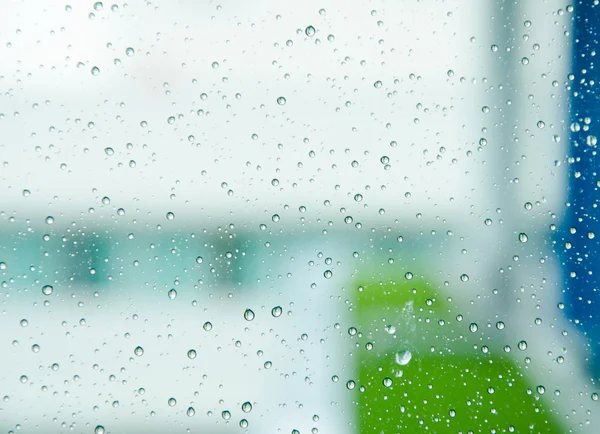 Wassertropfen auf Glas und tropfen herunter — Stockfoto