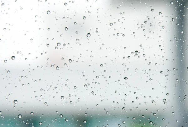 Wassertropfen auf Glas und tropfen herunter — Stockfoto