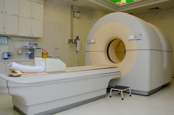 Sofisticado escáner de resonancia magnética en el hospital — Foto de Stock