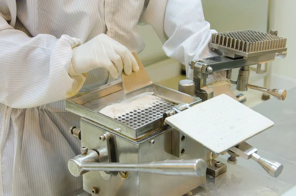 Pharmacist preparing medication with packaging capsule — Stock Photo, Image