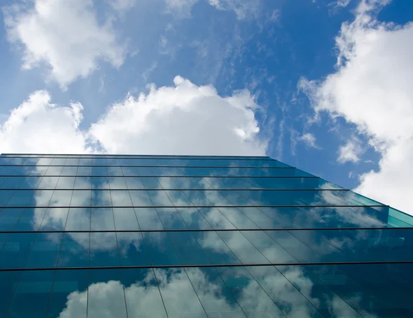 Wolkenkratzer gegen Himmel und Bauglashintergrund — Stockfoto