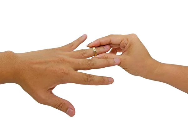 Kobieta nosi Złoty pierścionek z brylantem do jej męża — Zdjęcie stockowe