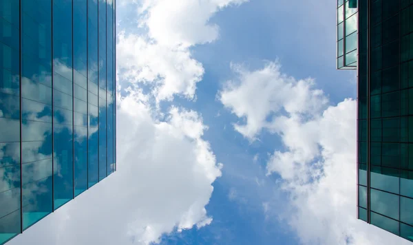 Rascacielos contra el cielo y la construcción de fondo de vidrio — Foto de Stock