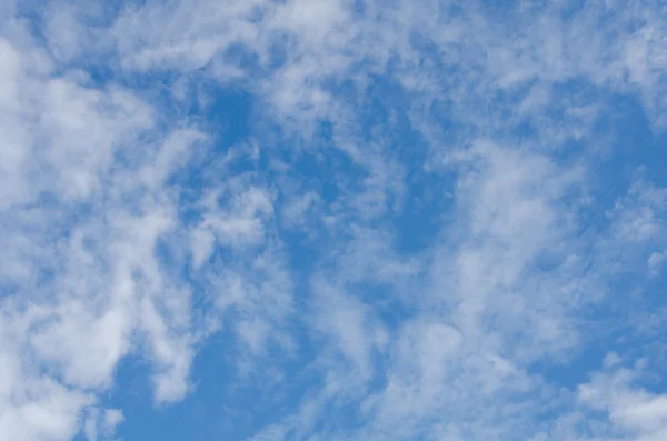 Nuvole con cielo blu. — Foto Stock