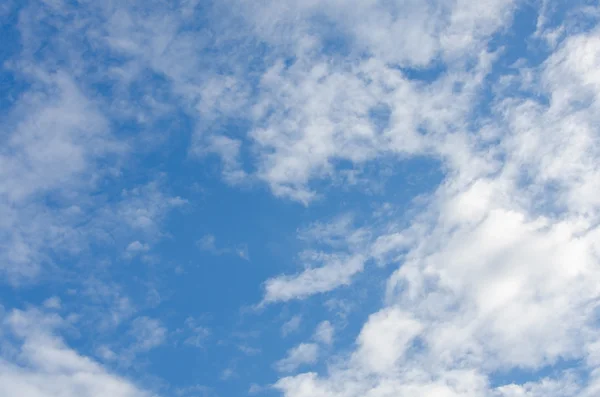 Nuages avec ciel bleu. — Photo