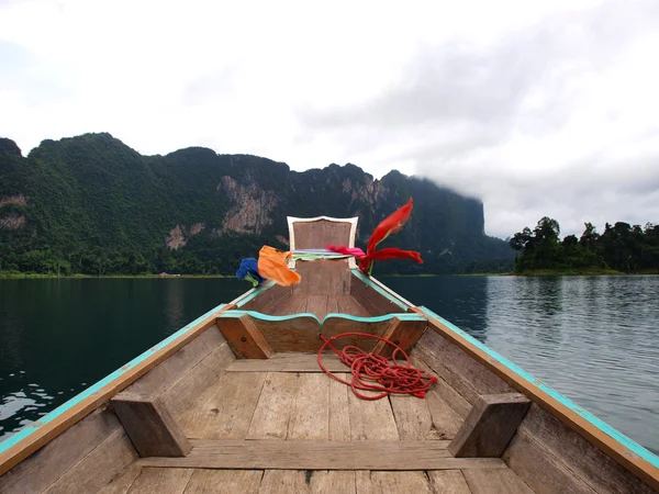 Holzboot auf dem Fluss — Stockfoto