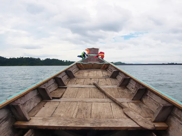 Barco de madera en el río —  Fotos de Stock