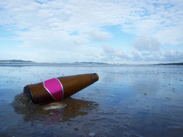 Bottiglia sulla spiaggia — Foto Stock