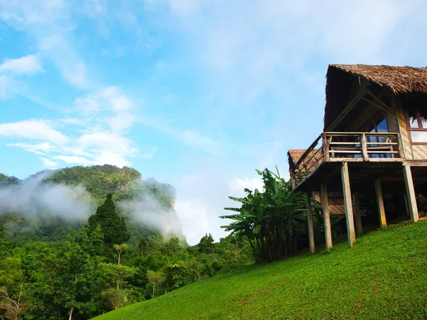 Cabana de bambu e montanhas . — Fotografia de Stock