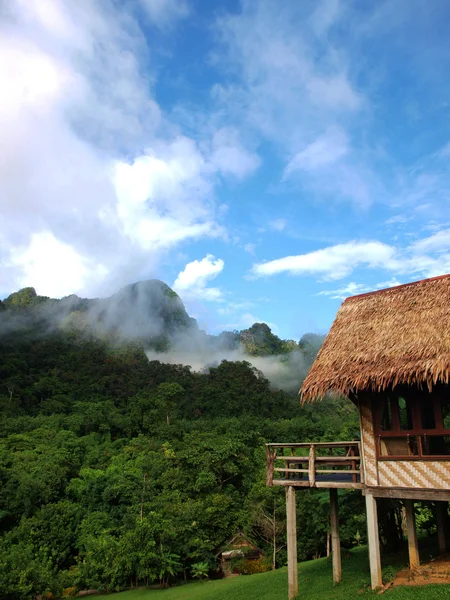 Bamboo hut och bergen. — Stockfoto