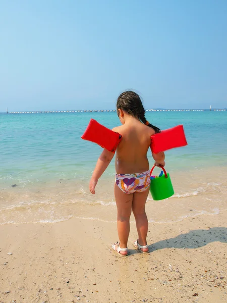 Дитяча дівчина влітку на морському фоні — стокове фото