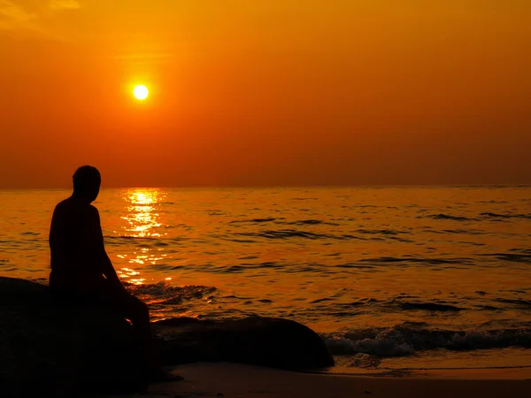 Un uomo sta da solo a guardare il tramonto — Foto Stock